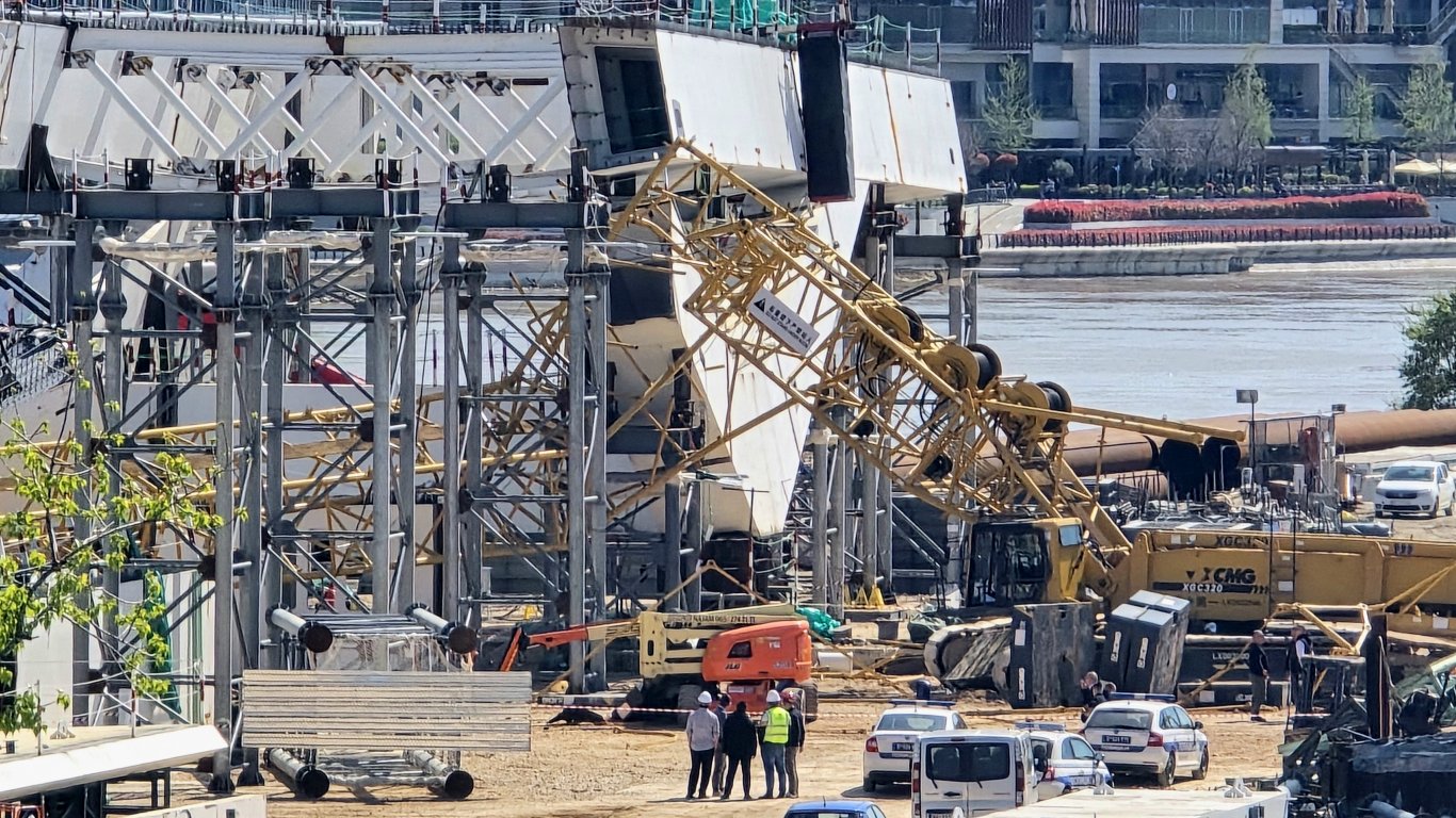 350-тонен кран се срути при строеж на нов мост в Белград, има жертва и няколко ранени (снимки/видео)