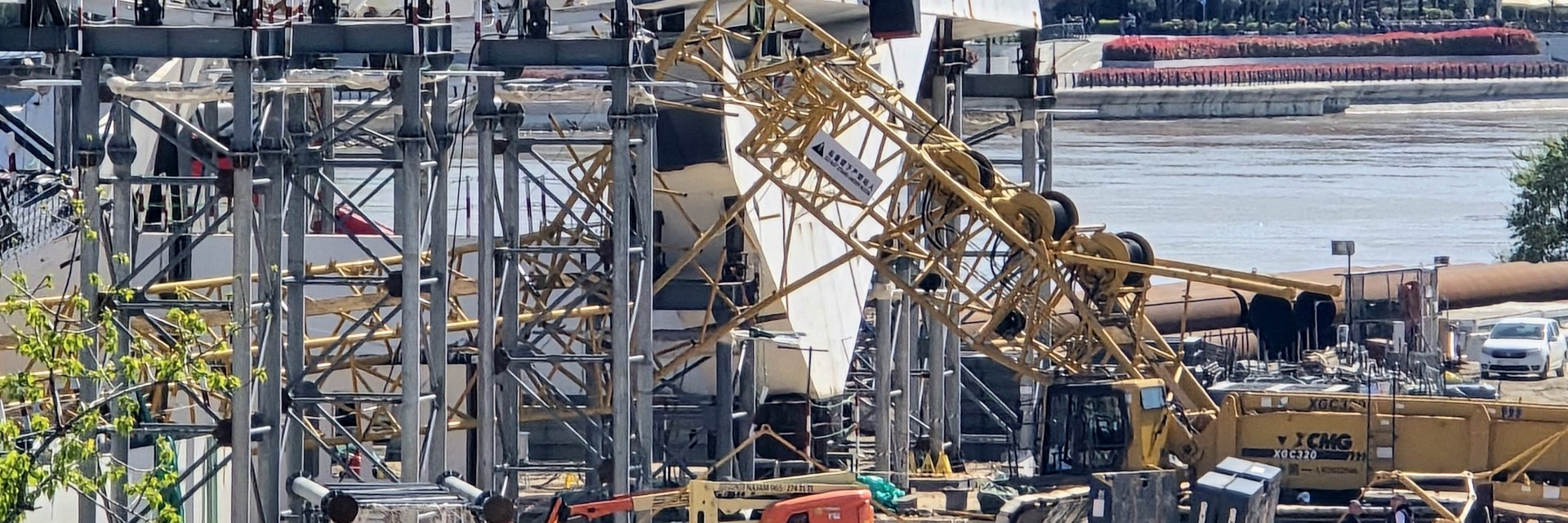 350-тонен кран се срути при строеж на нов мост в Белград, има жертва и няколко ранени (снимки/видео)