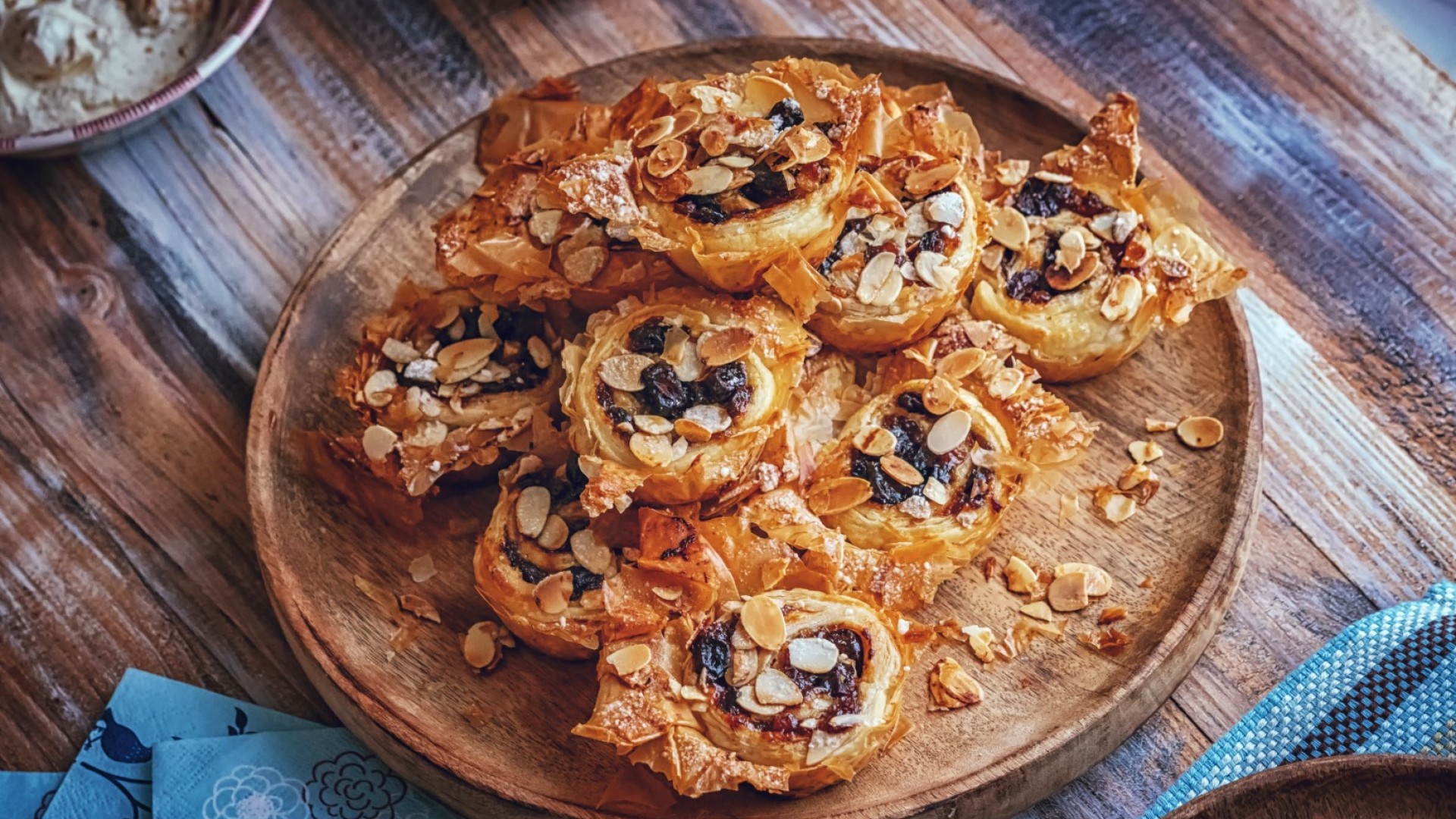 Канелени рулца с плънка от ябълки и стафиди