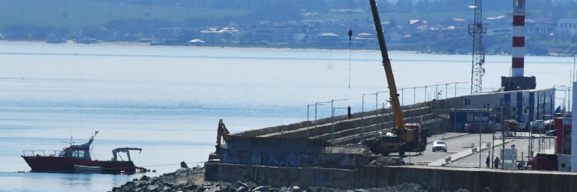 Напредва ремонтът на стария вълнолом на пристанище Бургас (снимки)