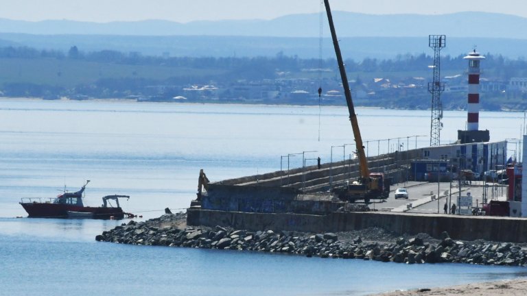 Напредва ремонтът на стария вълнолом на пристанище Бургас (снимки)