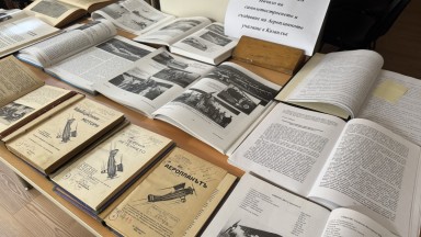 Изложба в библиотеката в Казанлък разказва за историята на авиацията в региона