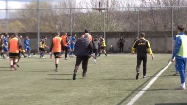 Масов бой и 4 червени картона прекратиха мач от елитната ни юношеска група (Видео)