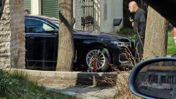 Мъж в расо препречи колата на министър Нейнски и я засипа с клетви и обиди (снимки)