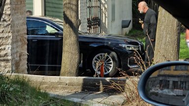 Мъж в расо препречи колата на министър Нейнски и я кълна (снимки)