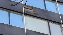 Голямо парче от фасадата на транспортното министерство се откъсна и падна на тротоара