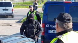 Спецакция в Русе срещу изборната търговия, поставиха временни КПП (снимки)