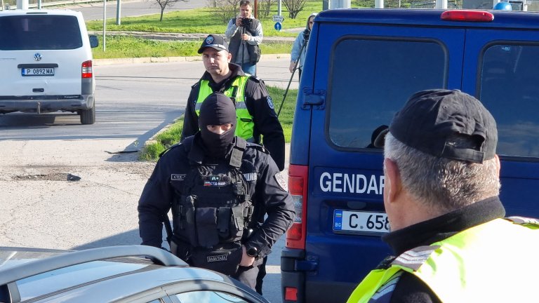 Спецакция в Русе срещу изборната търговия, поставиха временни КПП (снимки)