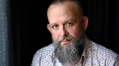 Новият роман на Радослав Бимбалов "Зид" изследва анатомията на разделението в обществото