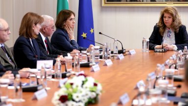 Йотова събра институциите за вота: Над €6,8 млн. дават за изборите в чужбина