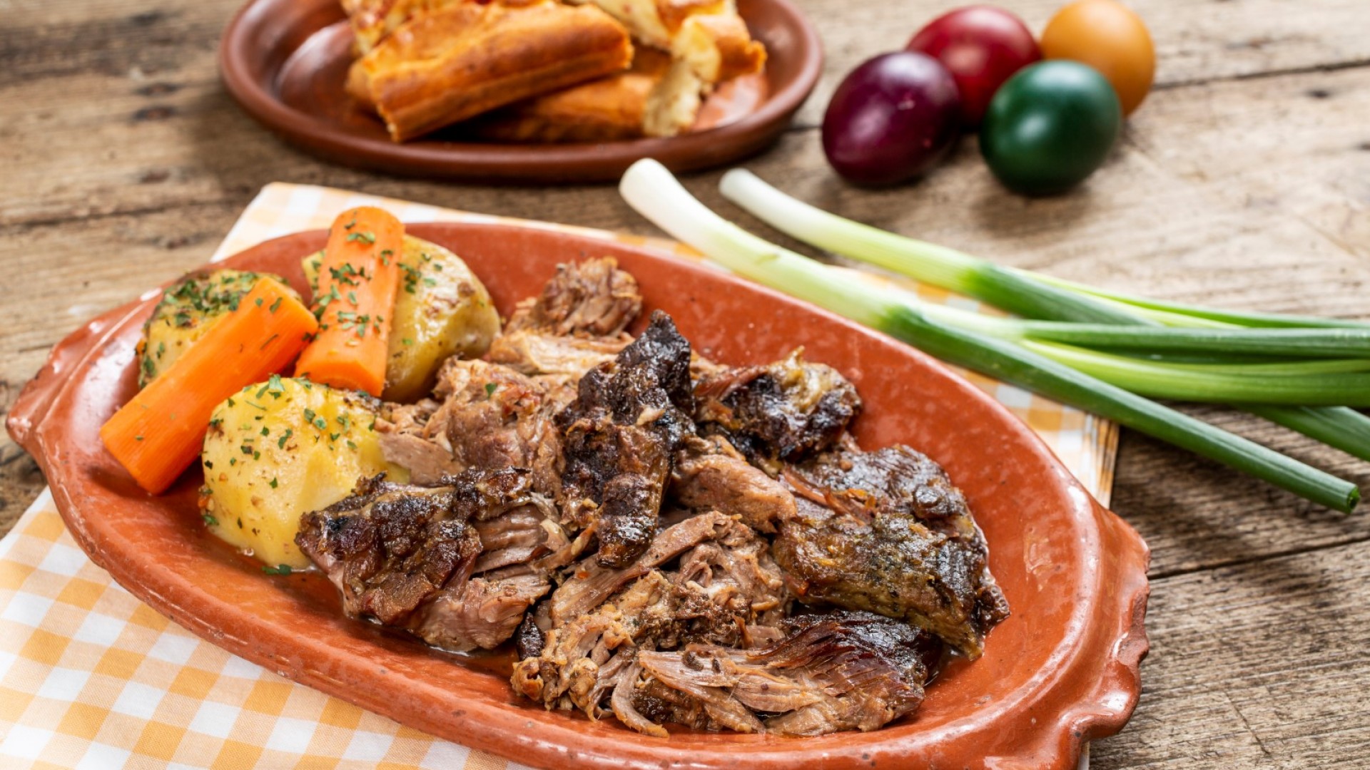 Бавно изпечено агнешко с билки и чесън