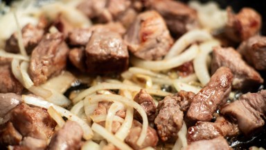 Свинско с карамелизиран лук и горчица