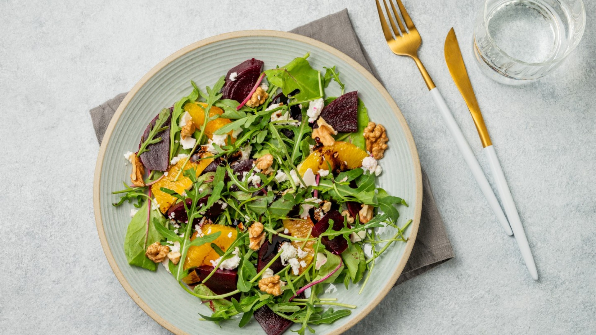 Салата с портокал, рукола, червено цвекло и орехи
