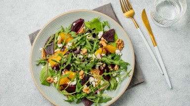 Салата с портокал, рукола, червено цвекло и орехи