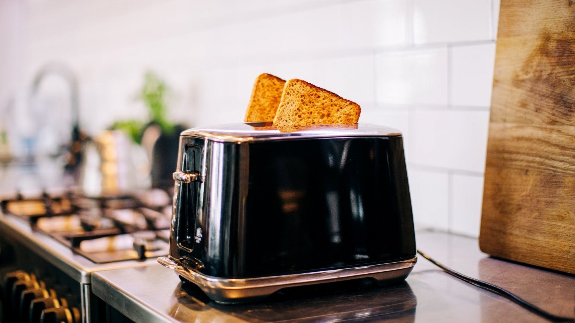 Малкият герой в кухнята: Тостерът превръща закуската в изкуство