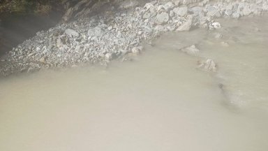 Река Маданска побеля от руднични води