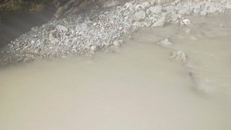 Река Маданска побеля от руднични води