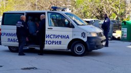 Бездомник откри чувал с части от човешко тяло до кофа за боклук в Пловдив (снимки)