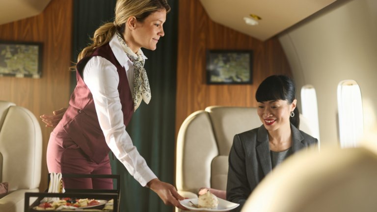 5 вида храни и напитки, които стюардите избягват да ядат в самолета