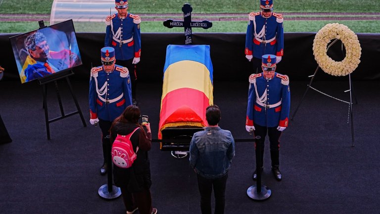 Положиха тялото на Луческу на националния стадион пред погледа на съпругата и сина му