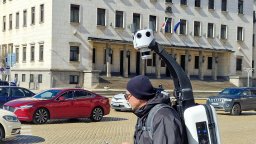 Човек на Apple Maps картографира центъра на София