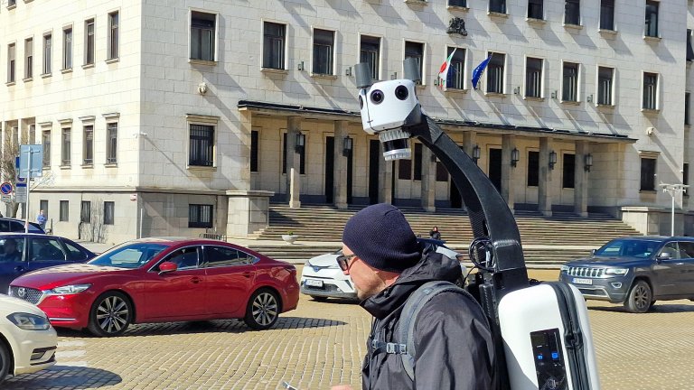 Човек на Apple Maps картографира центъра на София