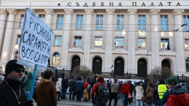 Протестът против Сарафов вече е и срещу Русинова (снимки)