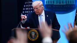 Тръмп обмислял наказания за страни, "неотзивчиви към САЩ и Израел"