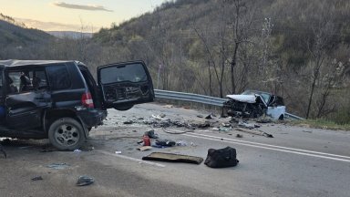 Тежка катастрофа между две коли затвори Хаинбоаз, има загинал и трима ранени