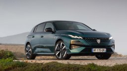 Обновеното Peugeot 308 запазва големия избор от двигатели