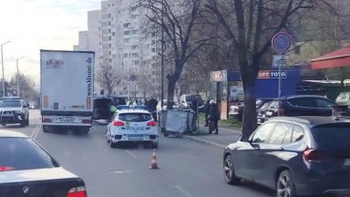 Камион прегази пешеходка в София