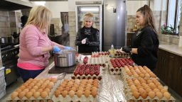 Боядисват над 7000 яйца в Бачковския манастир за Великден (снимки)