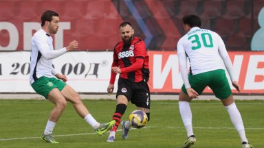 Обрат запази надеждите на Локомотив за топ 8 и остави Берое в опасната зона