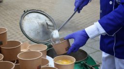 Домашен социален патронаж Бургас раздава великденско меню на 1500 души