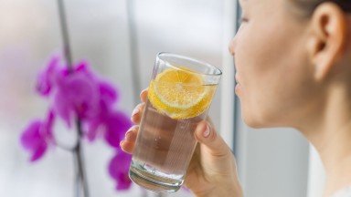 Започнете деня си с топла вода с лимон: прост навик с много ползи за здравето