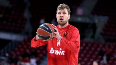 Везенков вкара 10 точки на първия си професионален отбор за победа в дербито