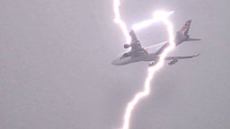 Мълния удари излитащ самолет от летище Варна