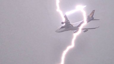 Мълния удари излитащ самолет от летище Варна