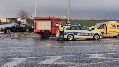 Трима ранени при сблъсък на катафалка с покойник и лек автомобил на изхода на Русе