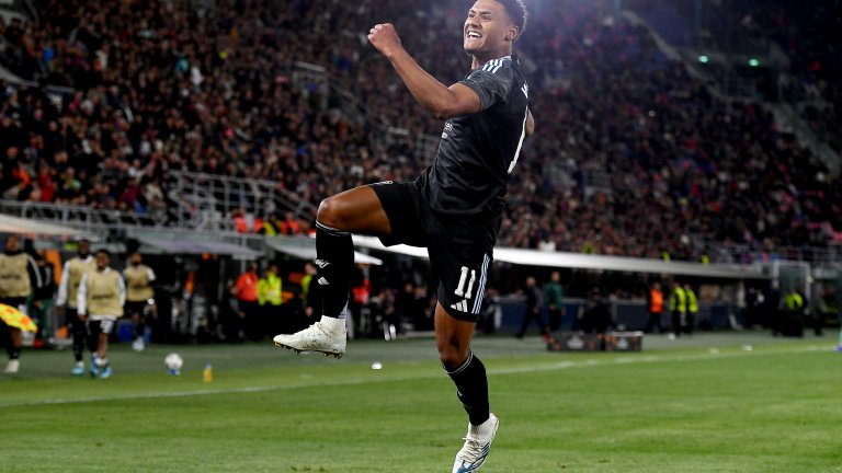 Вила оправда ролята си на фаворит и превзе Италия с три гола