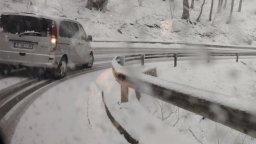 Великденски сняг изненада шофьорите в няколко области в страната (видео/снимки)