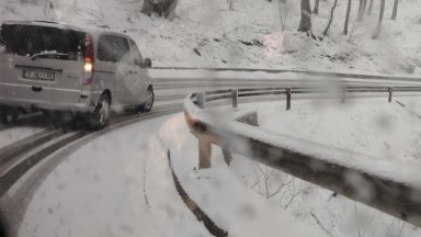 Великденски сняг изненада шофьорите в няколко области в страната (видео/снимки)