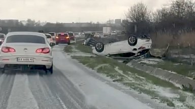 Силна градушка удари Поморие и предизвика 5 катастрофи по пътя към Бургас (видео)