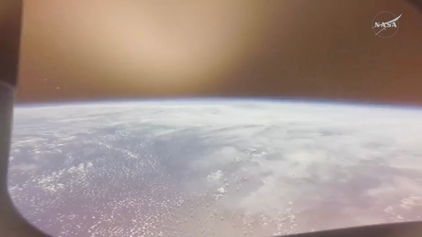 Снимка по време на навлизането в атмосферата на Земята от капсулата 