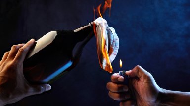 Арестуваха двама българи, хвърлили коктейли "Молотов" по технологична компания в Мюнхен