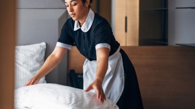 Хиляди работници от Индия и Узбекистан ще обслужват туристите у нас тази година