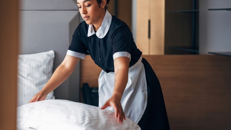 Хиляди работници от Индия и Узбекистан ще обслужват туристите у нас тази година