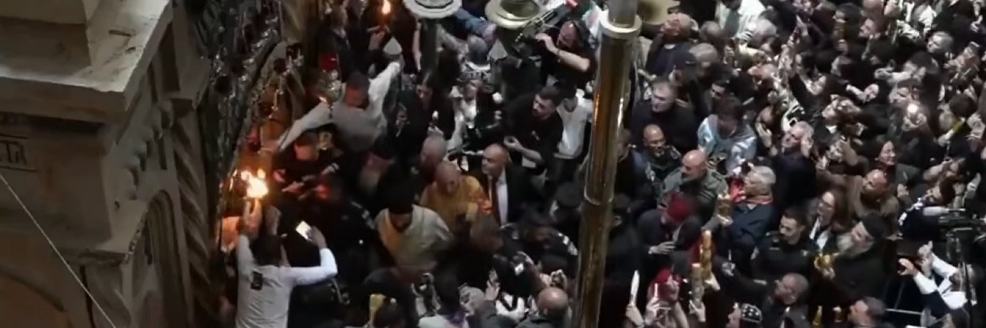 Благодатният огън слезе в храма "Възкресение Христово" в Йерусалим