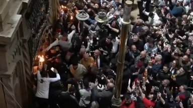Благодатният огън слезе в храма "Възкресение Христово" в Йерусалим