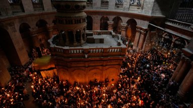 Благодатният огън слезе в храма "Възкресение Христово" в Йерусалим (снимки/видео)